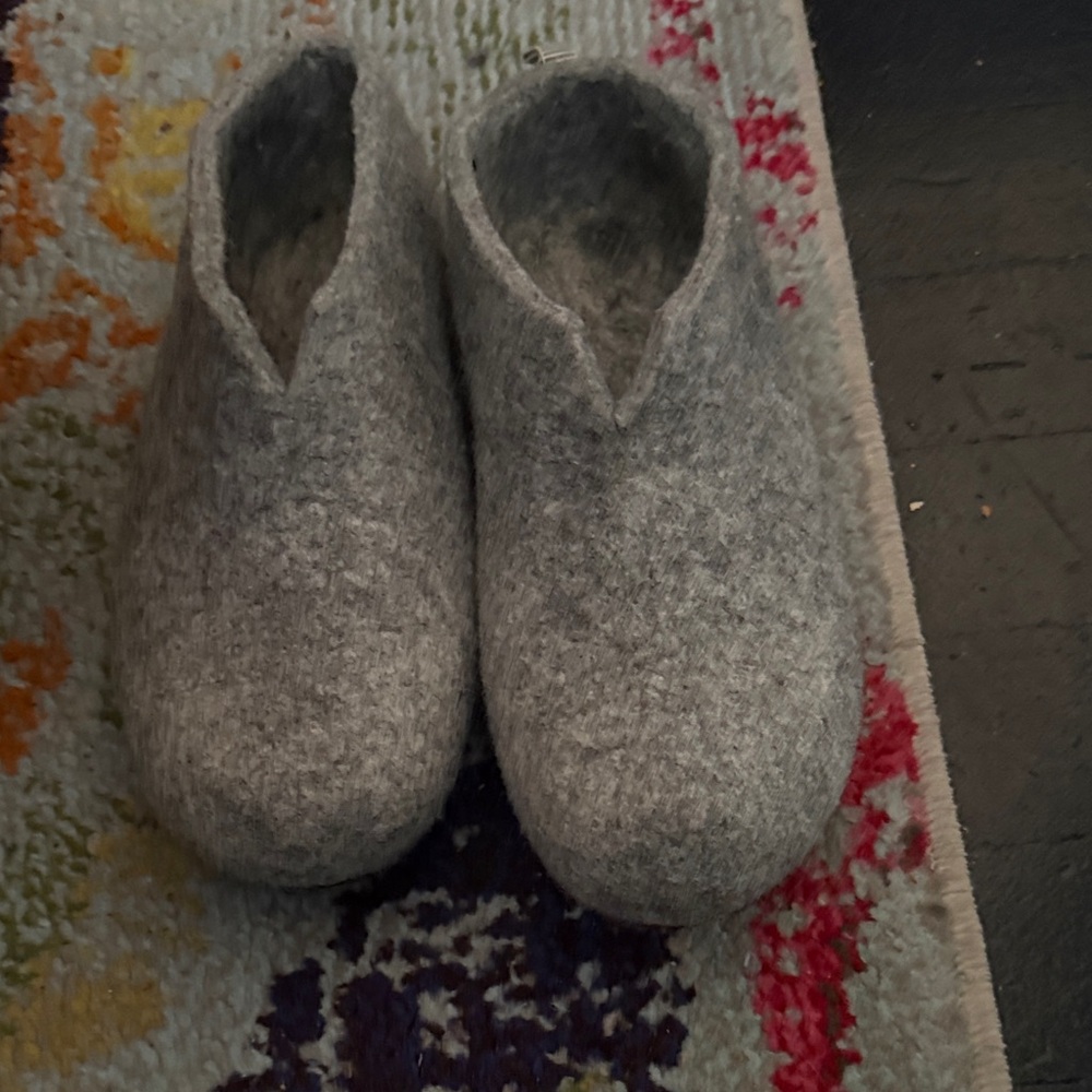 Baabuk Cozy Gray Wool Slippers